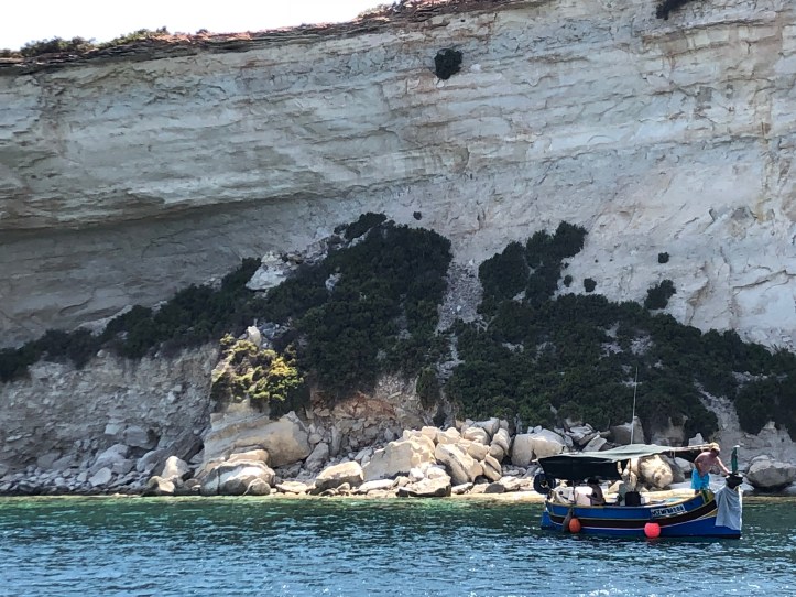 Il-hofriet bay - luzzu