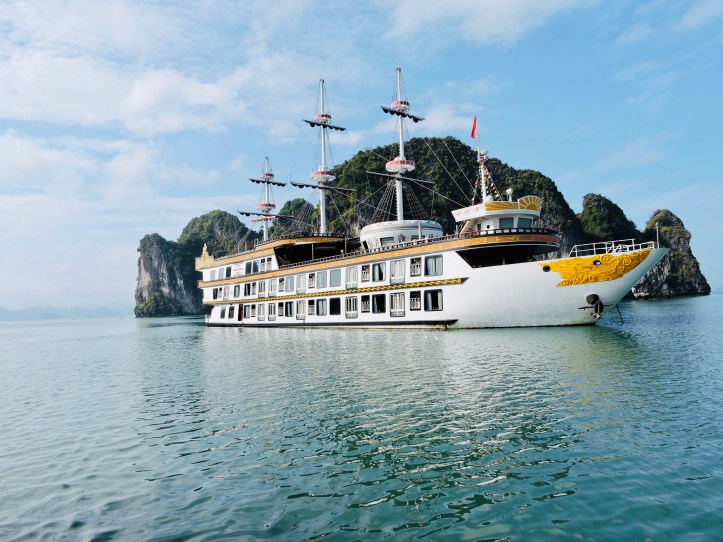 Halong bay, Indochina junk, cruise, Bai Tu long bay